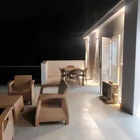 Апартаменты Penthouse Avec Rooftop 2 Vue Colline Derriere Grande A 100 M De La Дуррес