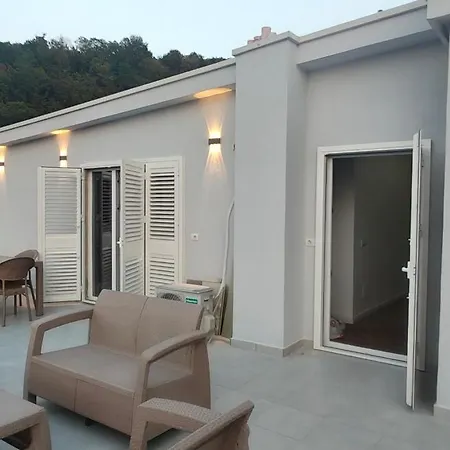 Penthouse Avec Rooftop 2 Vue Colline Derriere Grande A 100 M De La Durrës